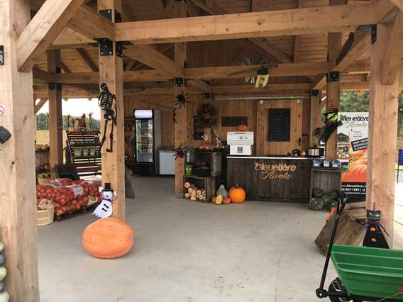 Kiosk of Bleuetière Asselin in autumn