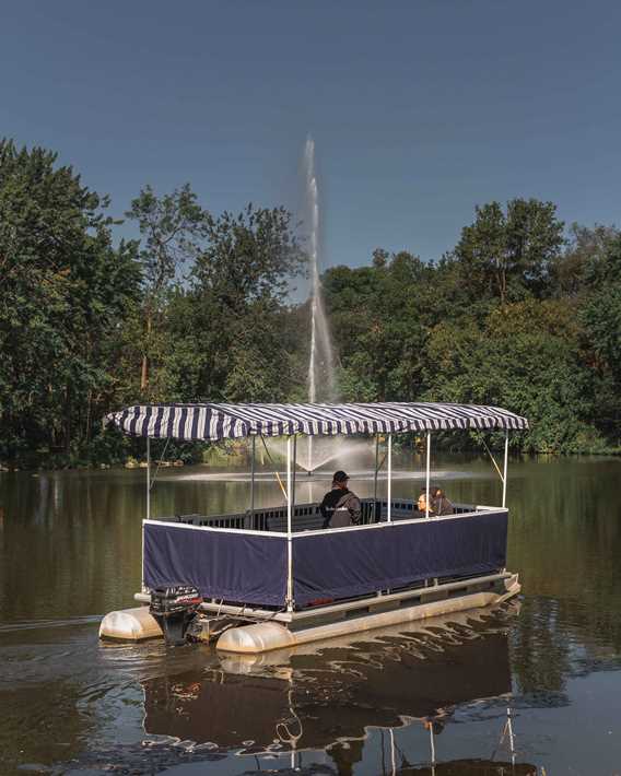 Pontoon boat in Île-des-Moulins