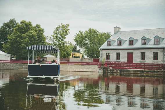 Pontoon boat in Île-des-Moulins