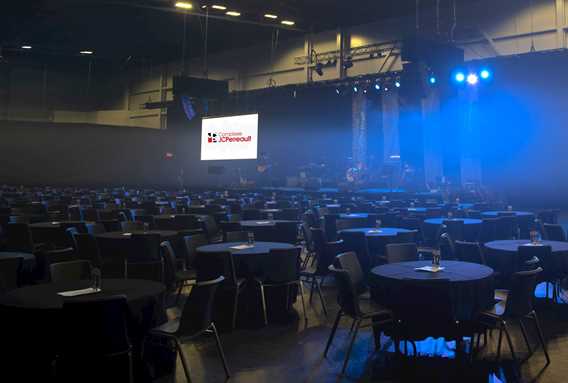 Formule cabaret dans la salle de spectacle du Complexe JC Perreault