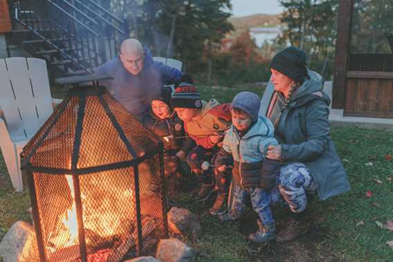 Feu de camp en famille aux Chalets Évasion