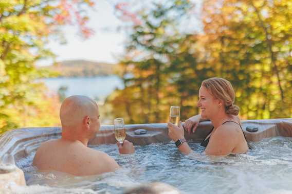 Couple dans un spa chez Chalets Évasion