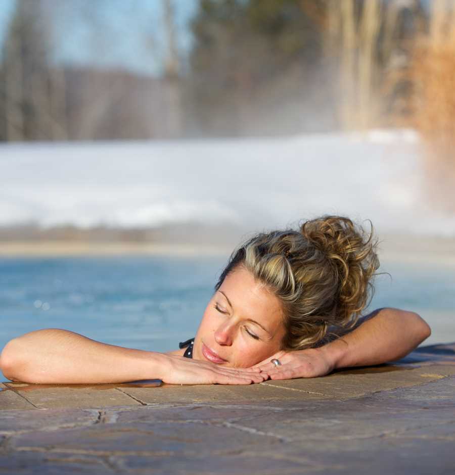 Femme qui relaxe à la Source Bains Nordiques à l'extérieur