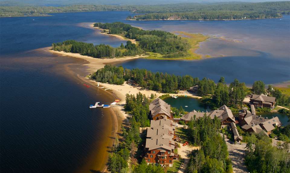 La vue complète du lac Taureau et l'Auberge du Lac Taureau de haut