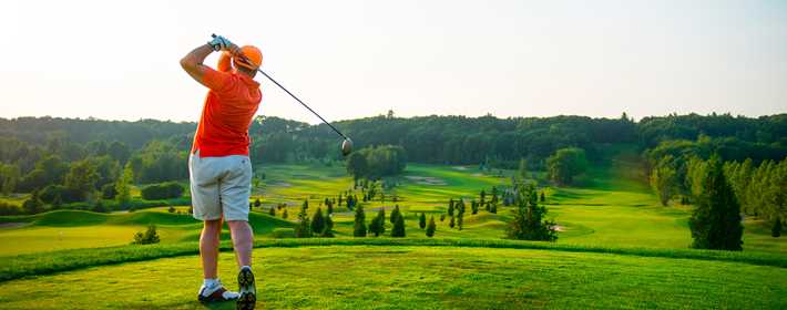 Homme jouant au golf au Centre de golf Le Versant