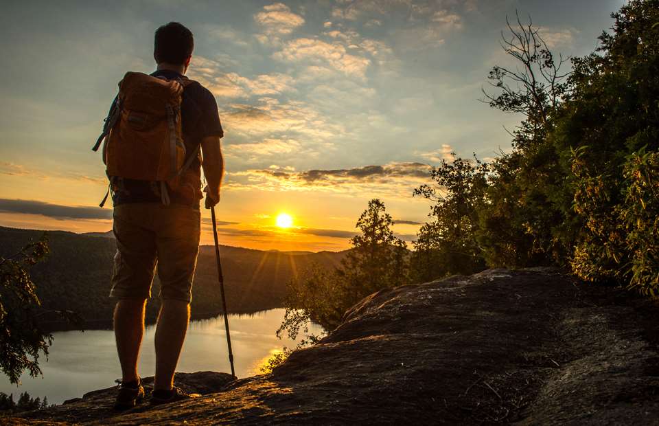 Homme au sommet du parc régional des Sept-Chutes