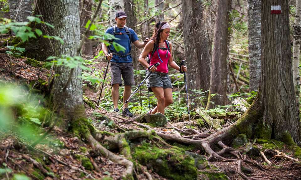 Couple qui fait une randonnée dans le Sentier National