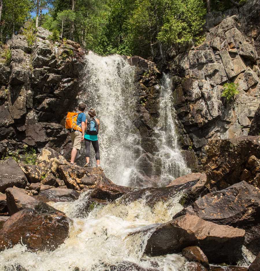 Couple qui regarde une chute au parc régional de la Chute-à-Bull