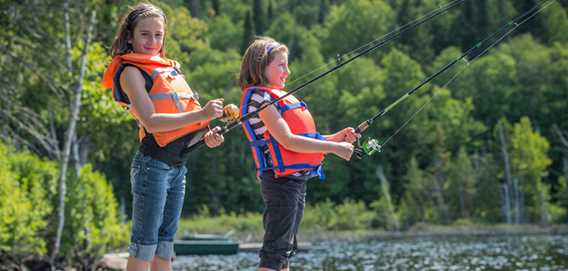 Enfants pêchent à la Pourvoirie Domaine Bazinet