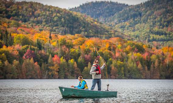 Couple qui pêche à la Pourvoirie du Lac croche