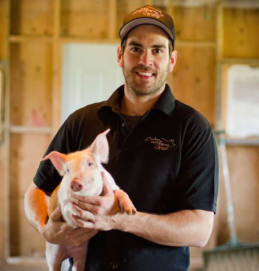Homme avec un cochon au Cochon Cent Façons
