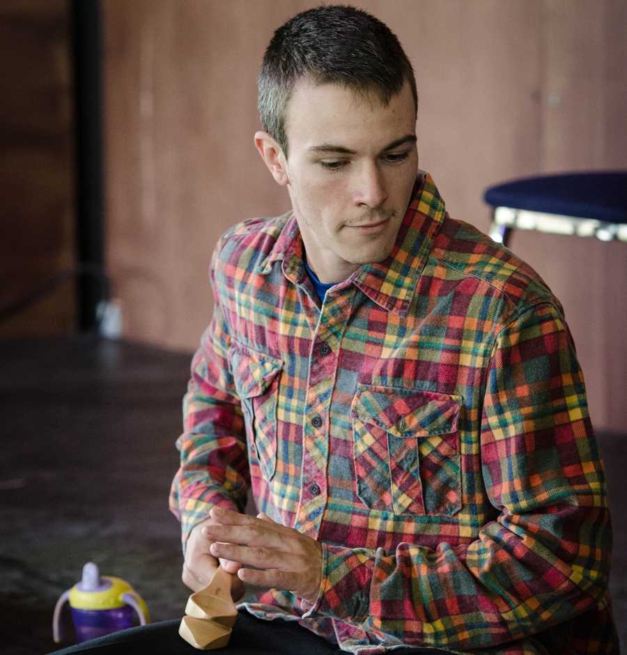 Homme qui joue un instrument au Festival Mémoire et Racines