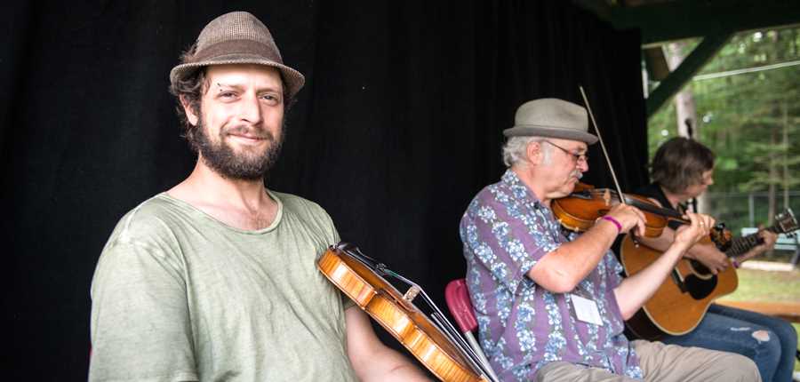 Un groupe de musique au Festival Mémoire et Racines
