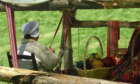 Une femme qui fait une ceinture traditionnelle