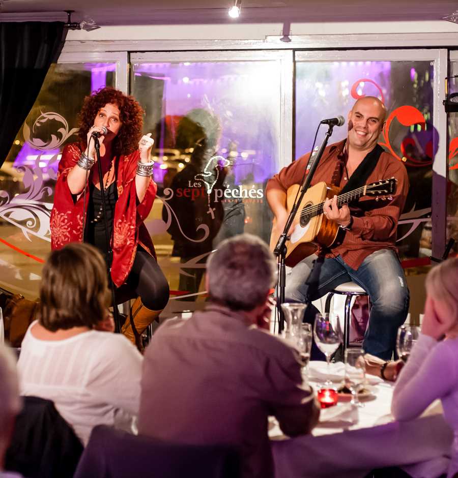 A group in a restaurant during the Festival Blues de Joliette