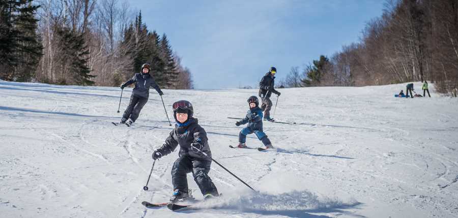 Famille qui fait du ski alpin au Ski Montcalm