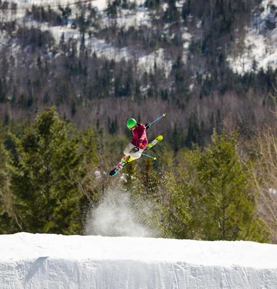 Homme qui fait du ski alpin à Ski Val Saint-Côme