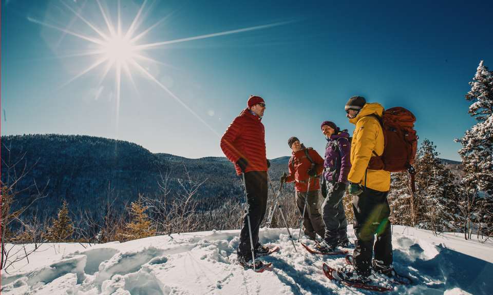 Un groupe qui fait de la raquette au sommet du parc national du Mont-Tremblant