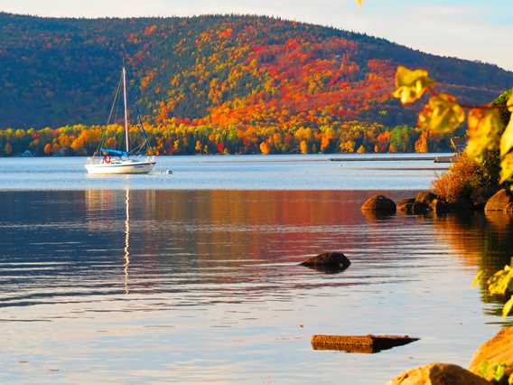 Voilier en automne à Saint-Donat
