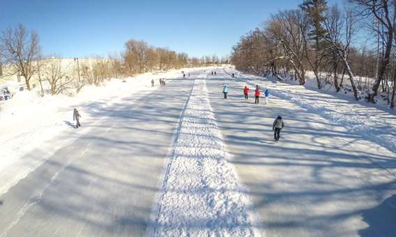 Des gens qui patinent sur la rivière l'Assomption