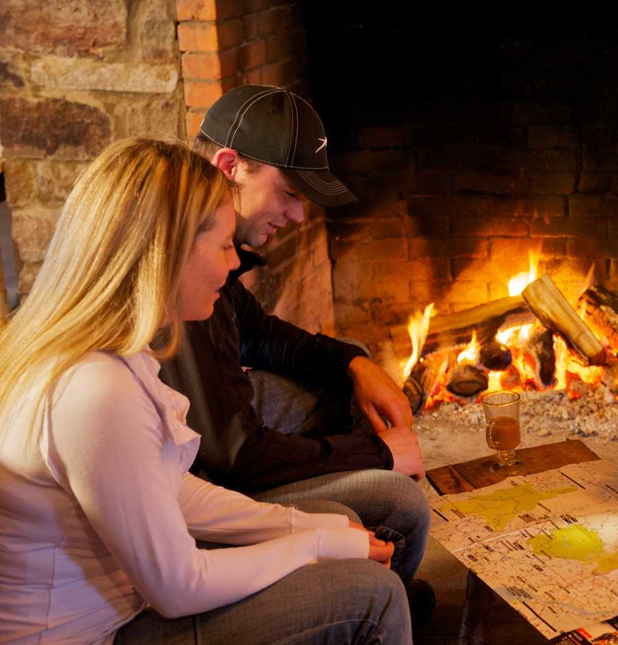 Couple qui regarde la carte du Pays motoneige