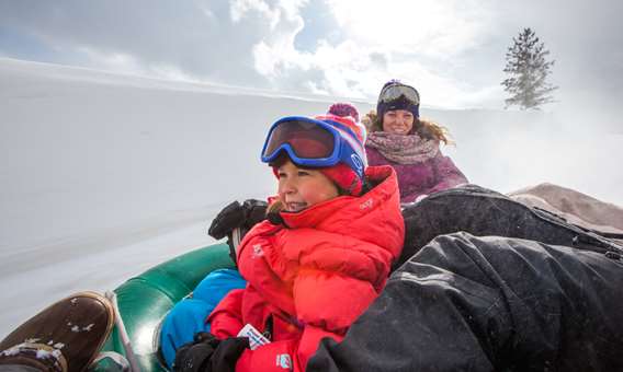 Famille qui s'amuse aux Super glissades Saint-Jean-de-Matha