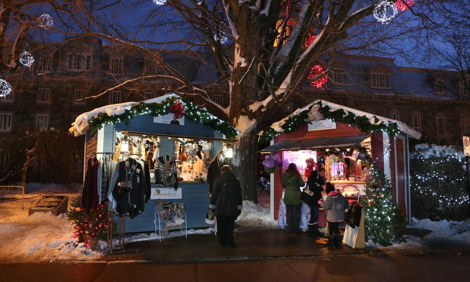Des kiosques à l'extérieur durant le Marché de Noël de L'Assomption