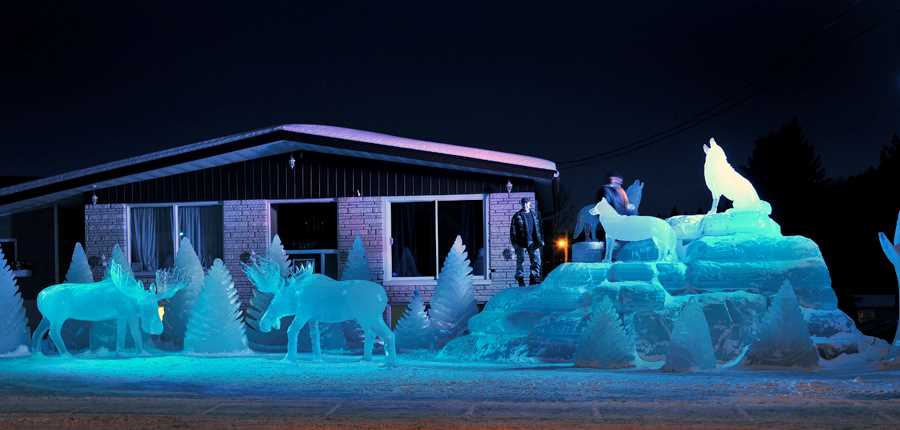 Sculpture en glace à l'extérieur durant le Festival St-Côme en glace
