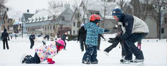 Famille qui patine dehors durant l'hiver dans le secteur les Moulins