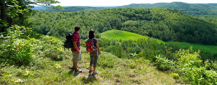 Couple qui fait de la randonnée dans le secteur le Piémont durant l'été