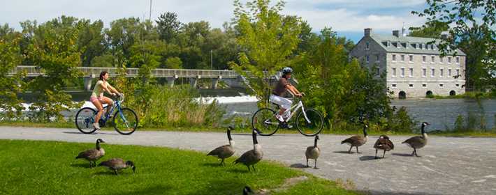 Des filles qui font du vélo dehors dans le secteur les Moulins