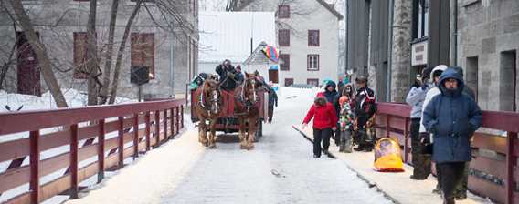 Des gens qui font de la calèche l'hiver dans le secteur les Moulins