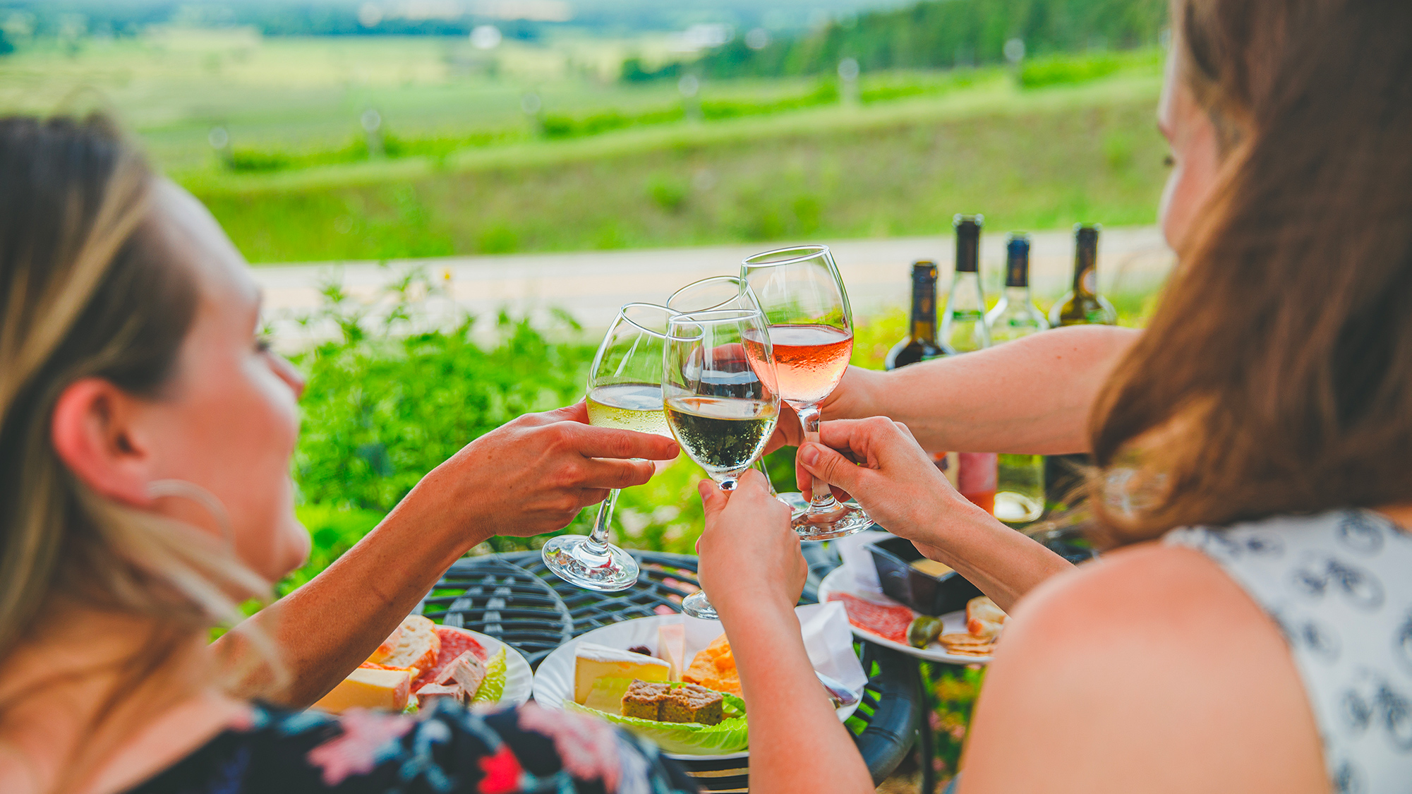 Femmes qui prennent un verre de vin au Vignoble Saint-Gabriel