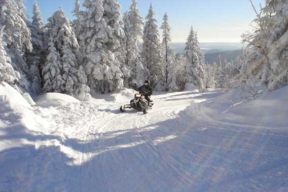 Ski-Doo sur la Montagne Noire à Saint-Donat