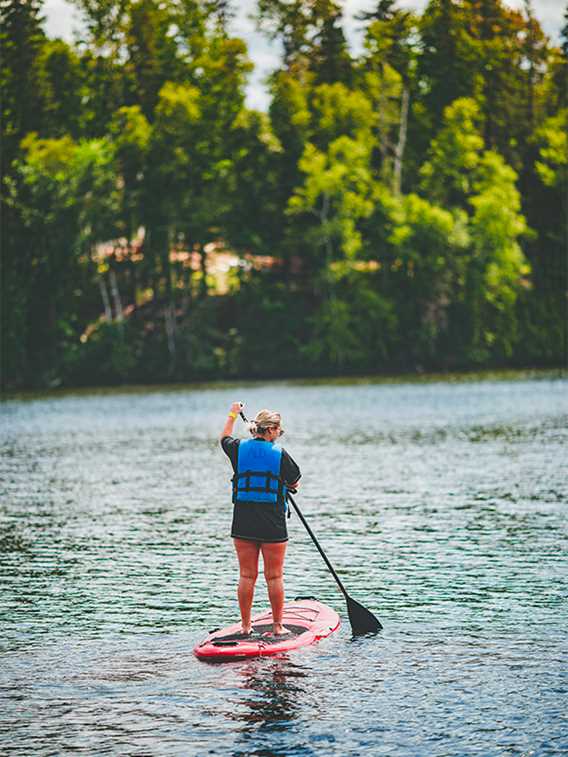 Fille en planche a pagaie à la plage municipale de Rawdon