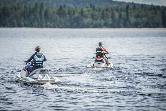 Faire du sea-doo à l'auberge et chalets Canadaventure à Saint-Michel-des-Saints