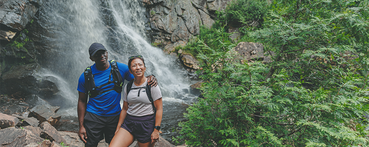 Un couple qui regarde les chutes au parc régional de la Chute-à-Bull