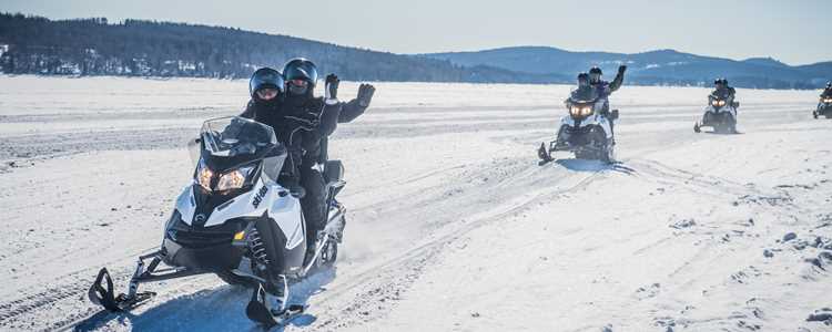 Motoneige sur le Lac taureau