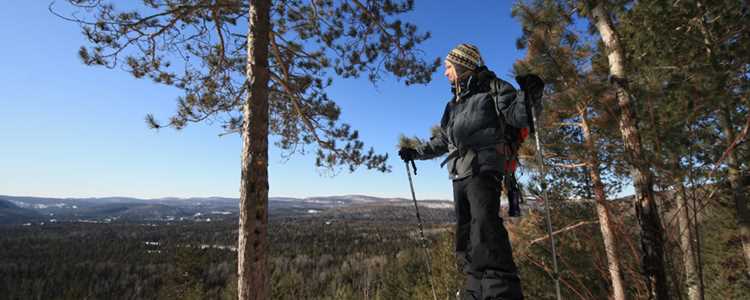 Un homme qui fait de la raquette jusqu'au sommet d'une montagne dans Lanaudière