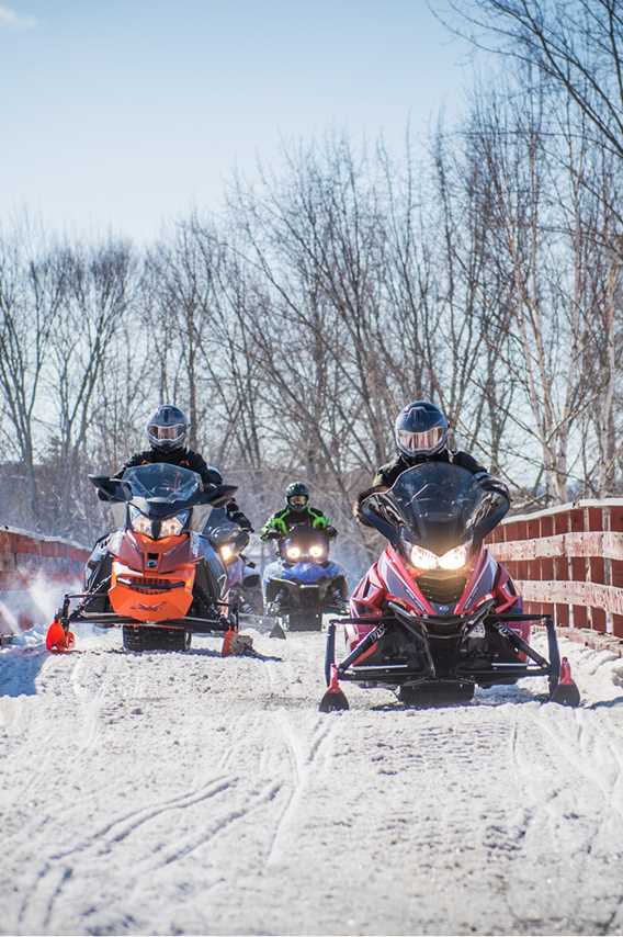 Faire du motoneige au lac Taureau