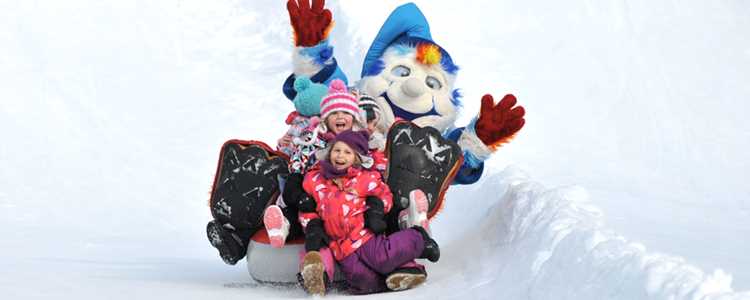 Enfants qui s'amusent aux glissades à Repentigny