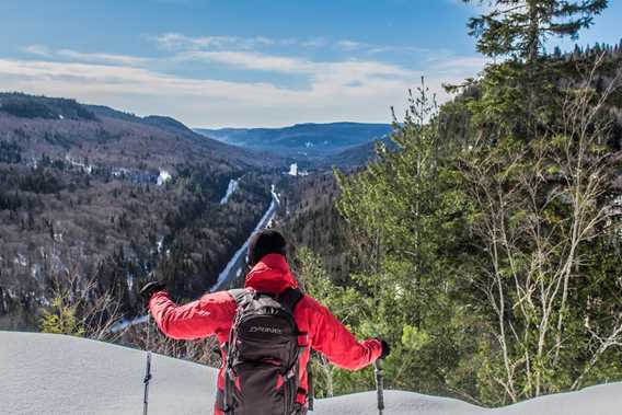 A man snowshoeing on the top of the trail Mont-Brassard 