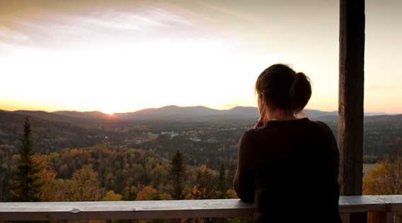  A woman at the top of the trail belvédère de la Croix with a view of the mountains