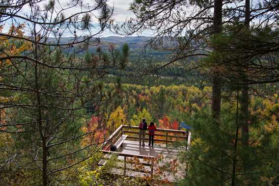  A couple looking at the viewpoint at the Park Regional de la Chute-à-Bull 