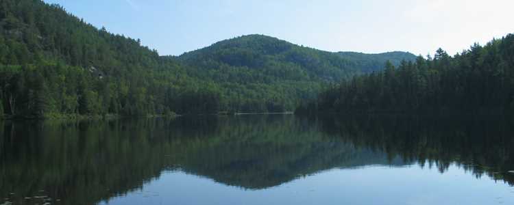 View of a lake at the trail Contreforts