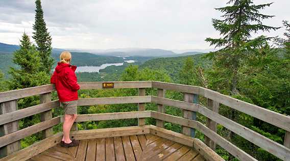 Une dame au sommet du sentier l'Envol du parc national du Mont-Tremblant