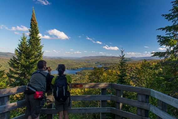  A couple at the top of L'Envol trail at Mont-Tremblant National Park