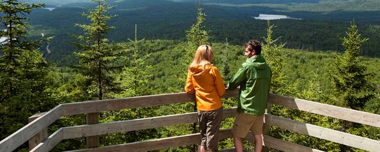 Un couple au sommet du secteur Grande-Vallée dans le parc national du Mont-Tremblant