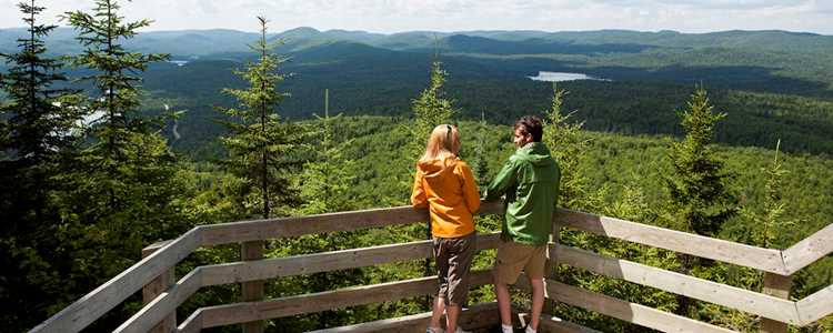 A couple at the top of the Grande-Vallée sector in Mont-Tremblant National Park