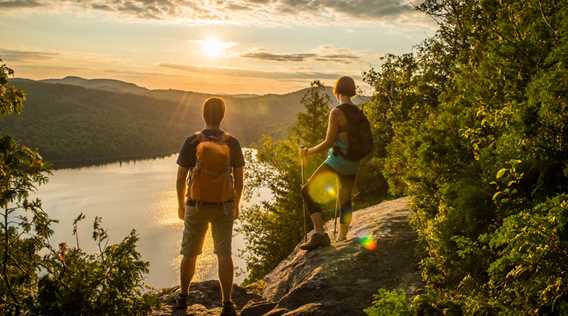 Un couple au sommet du sentier Mont-Brassard au parc régional des Sept-Chutes